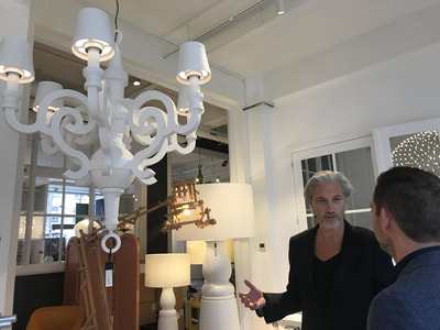 Marcel Wanders in de winkel van Moooi over Dutch Design.